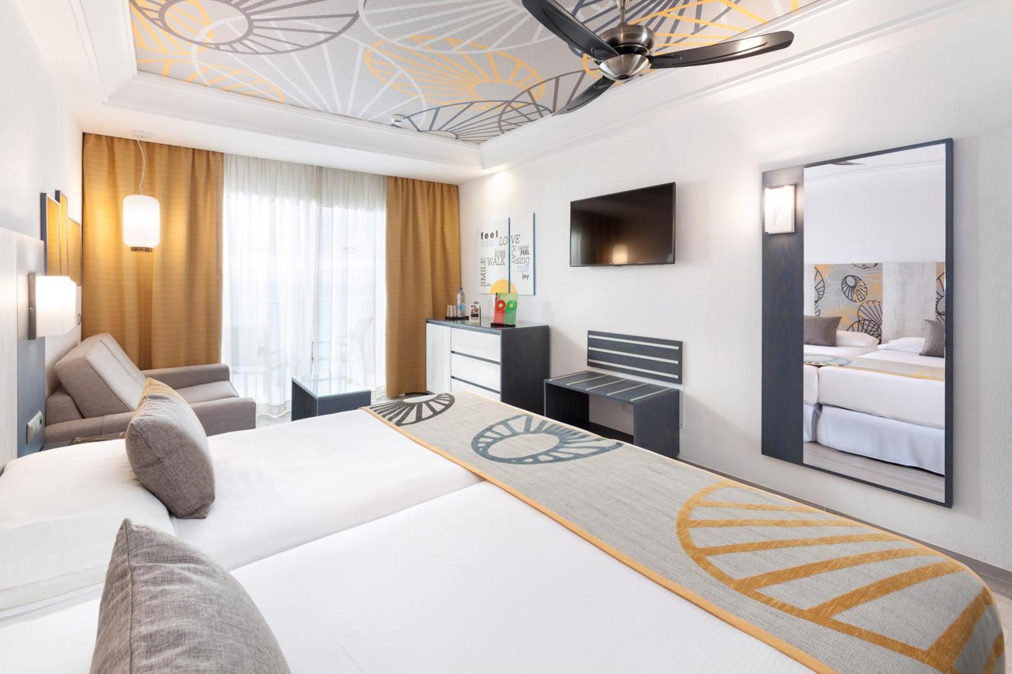 Habitación Doble con vistas al mar y sofá cama